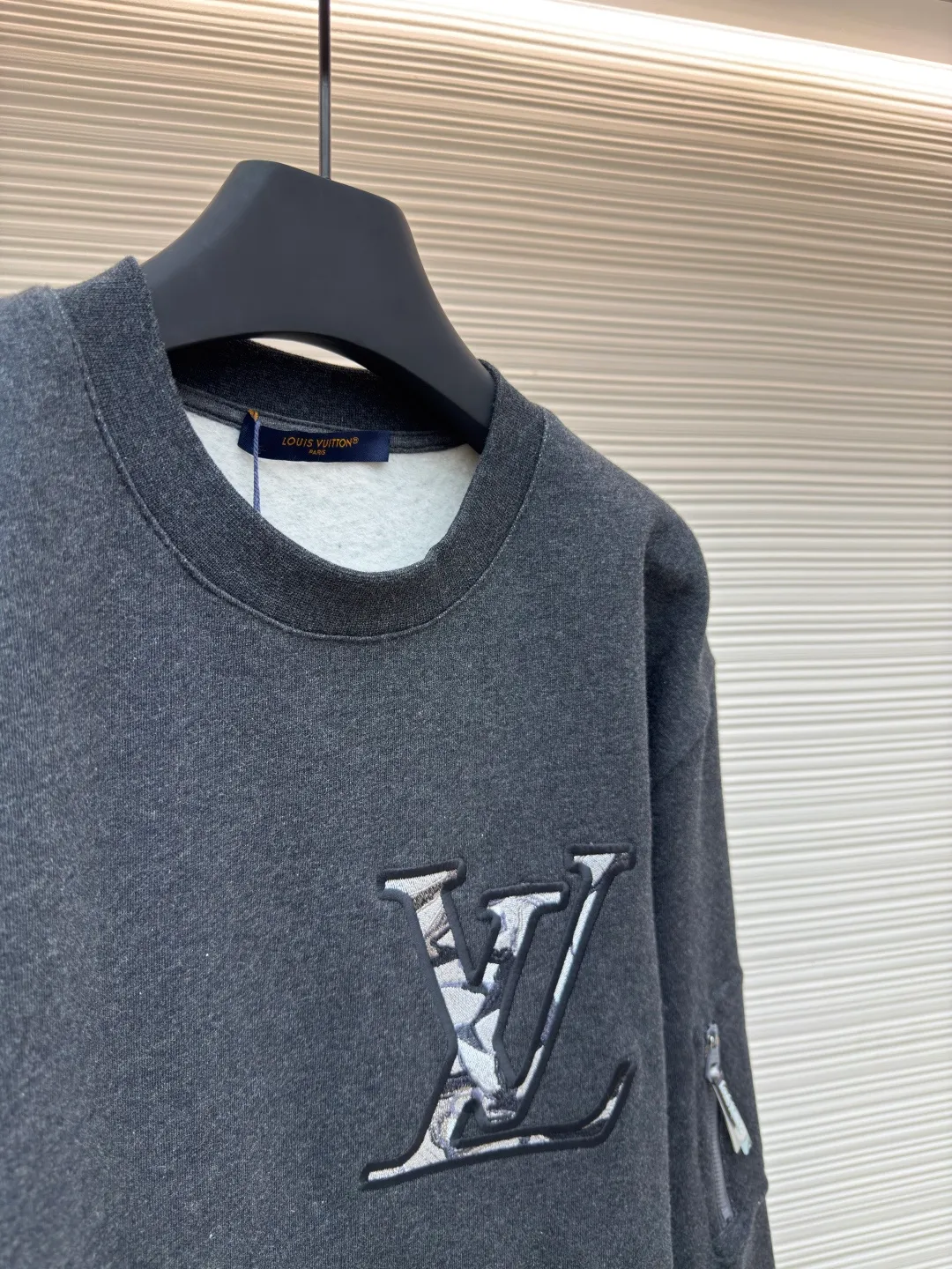 LOUIS VUITTON Sleeve Pocket Pullover Sweatshirt ●Authentic product: 10200 purchased and developed ●Item number: 1680291-A85 ●Fabric: double-ply cotton sweatshirt fabric ●Technology: embroidery production ●Version: fitted version ●Weight: about 590 grams ●Size: XS-S-M-L ●Description: The fabric is made of 32s double-ply cotton sweatshirt fabric. Y version of the yarn color was purchased. Special dark gray cotton yarn was ordered and spun to make cotton yarn. The gray fabric was woven in a large circle. After the gray fabric was washed and shaped, the base fabric was made of fleece and shearing. It was matched with special yarns on the same surface to make ribbing. The front and back panels were embroidered by Japanese Tajima embroidery machine, flat embroidery and three-dimensional overlapping stitch embroidery. The sleeves were opened with a flat car template machine and the pendant was printed with a three-dimensional silicone color sealing film. The overall wiring is straight and delicate, the fabric is comfortable and soft, and the color is consistent without color difference. It can be matched with the same style to create a fashionable look and control various occasions. Customized accessories, complete with three standards, same style for men and women!